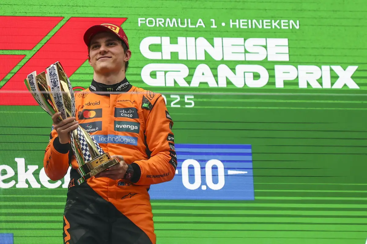Oscar Piastri conquista el Gran Premio de China 2025 en una carrera marcada por descalificaciones técnicas